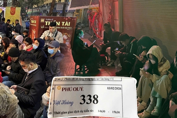 Xếp hàng xuyên đêm mua vàng: 500 nghìn đồng một vị trí, 'cò giữ chỗ' lên ngôi