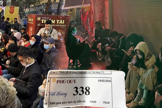 Xếp hàng xuyên đêm mua vàng: 500 nghìn đồng một vị trí, 'cò giữ chỗ' lên ngôi