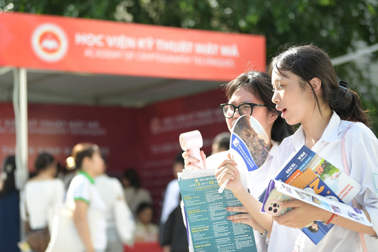 Áp lực kỳ thi riêng đè nặng thí sinh