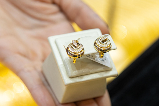 Giá vàng hôm nay 5/2: Tiếp tục tăng, tiến sát 5.000 USD/ounce