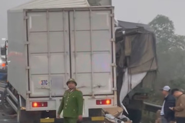 Thùng xe bị xé toạc sau cú va chạm với ô tô tải trên cao tốc