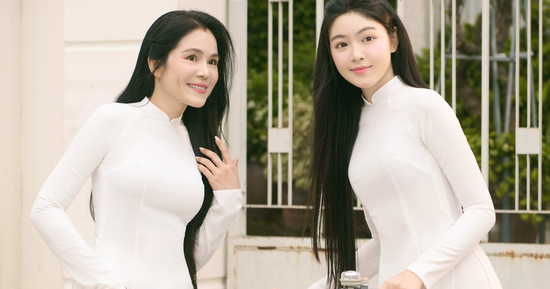 Vợ và con gái MC Quyền Linh gây chú ý