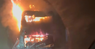 Xe khách đang di chuyển thì bất ngờ bốc cháy