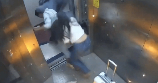 Bóng bay bất ngờ phát nổ trong thang máy, 2 người bị bỏng