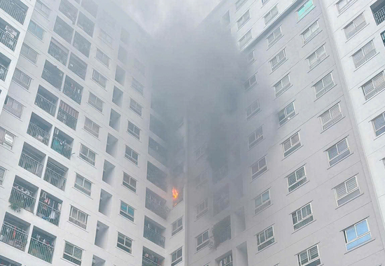 Cháy căn hộ chung cư ở Hà Nội, người dân hoảng loạn thoát hiểm bằng thang bộ