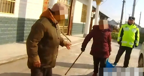 Cụ bà 87 tuổi đi bộ 20km để gặp anh trai 92 tuổi