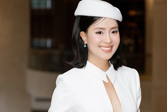 Hồng Diễm gây sốt với hình ảnh táo bạo, điều khiến fan chú ý là bình luận của Mạnh Trường