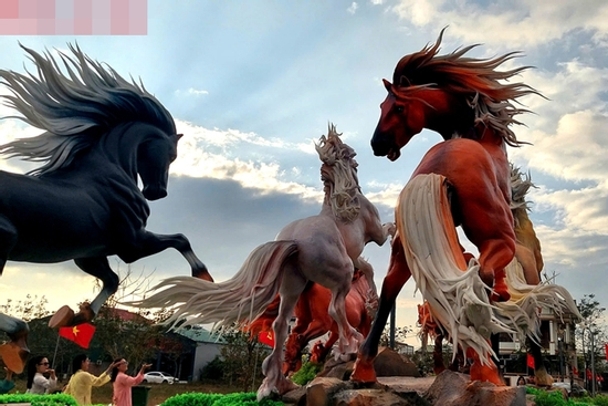 Ngắm loạt linh vật ngựa ở Quảng Trị do nghệ nhân Đinh Văn Tâm chế tác