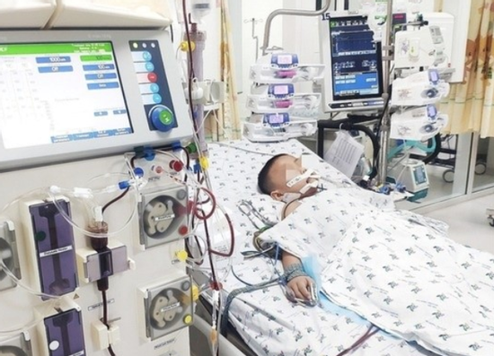 Tá hỏa bé 5 tháng tuổi tổn thương gan nặng do ông cho nhấm rượu thử