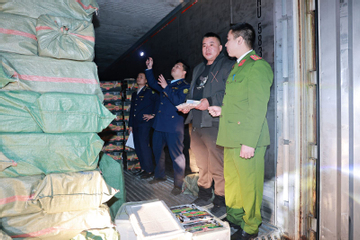 Thu giữ hơn 6 tấn lạp xưởng không rõ nguồn gốc xuất xứ chuẩn bị tuồn ra thị trường