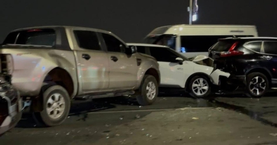 5 ô tô đâm liên hoàn trên cầu Nhật Tân