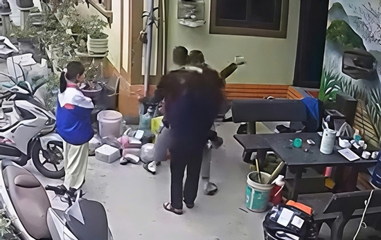 Clip bố lao đến nhà tát bạn con và câu hỏi: Làm gì nếu con bị bạn đánh ở trường?