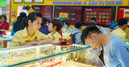 Giá vàng hôm nay 7/2/2026 bật tăng dữ dội, vàng áp sát 180 triệu/lượng