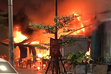 Quán bia ở Hà Nội bốc cháy dữ dội trong đêm