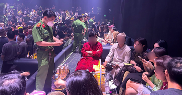 Cảnh sát đột kích quán bar ở trung tâm TPHCM