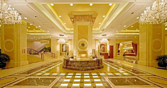 Thấy giá vàng tăng, khách sạn liền dỡ gạch dát vàng đem bán 