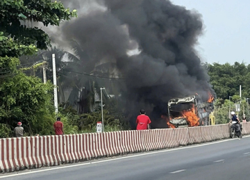 Xe khách 54 chỗ cháy rụi, trơ khung sắt trên Quốc lộ 53