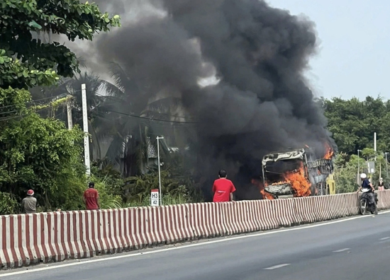 Xe khách 54 chỗ cháy rụi, trơ khung sắt trên Quốc lộ 53