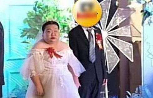 Chú rể 23 cưới vợ 43 tuổi, biểu cảm trong đám cưới gây bất ngờ