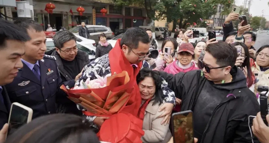 Để lạc con trai 5 tuổi trước quán ăn, bố mẹ mòn mỏi tìm suốt 36 năm