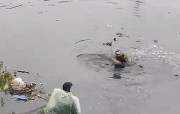 Giữa trời giá rét, người đàn ông Hà Nội nhảy xuống sông cứu ông lão