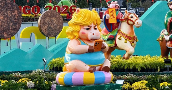 Linh vật ngựa cầm iPhone “gây bão” ở Quy Nhơn: Tác giả lý giải điều bất ngờ