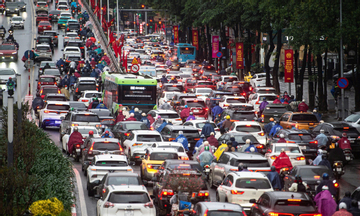 Người Hà Nội đổ ra đường sắm Tết, giao thông kẹt cứng từ sáng sớm