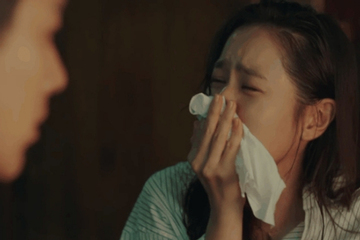 Nửa đêm nhận tin nhắn của con, tôi ngất lịm thấy chồng đang đi công tác cùng người này