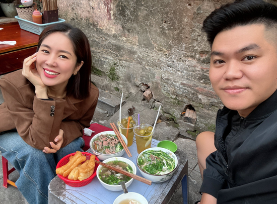 Vợ chồng Lê Phương tận hưởng không khí Tết sớm ở Hà Nội