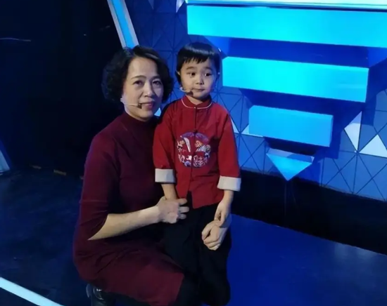 Cuộc sống hiện tại gây bất ngờ của thần đồng 3 tuổi nhận biết quốc kỳ, quốc huy của hơn 200 quốc gia, nhớ 3.000 chữ