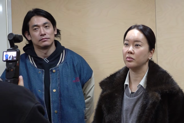 Nữ ca sĩ 50 tuổi gương mặt biến dạng, hối hận vì phẫu thuật thẩm mỹ