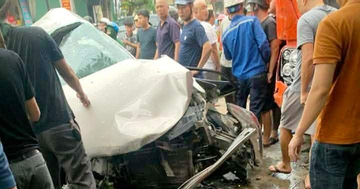 Xe bồn húc nát ô tô con ở Ninh Bình, người ngồi bên đường tử vong