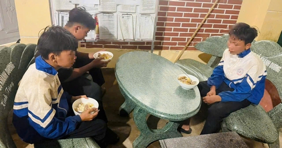 Ba thiếu niên trên một xe máy, không đội mũ bảo hiểm, bỏ nhà đi 250 km