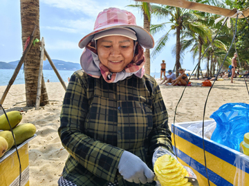 Gặp người bán trái cây ở Nha Trang có lời rao thành bài hát ‘viral’ toàn cầu