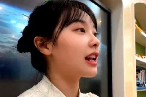 Giáo viên livestream, quay học sinh làm nội dung bán hàng gây tranh cãi