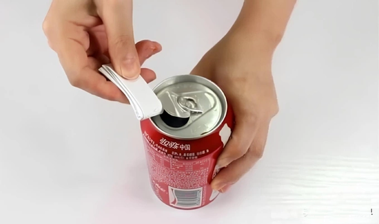 Mẹo mở lon nước bằng một mẩu giấy