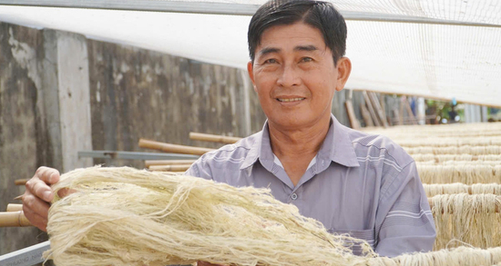 Người đàn ông Cần Thơ biến lá bỏ đi thành sợi, nông dân có thêm tiền triệu