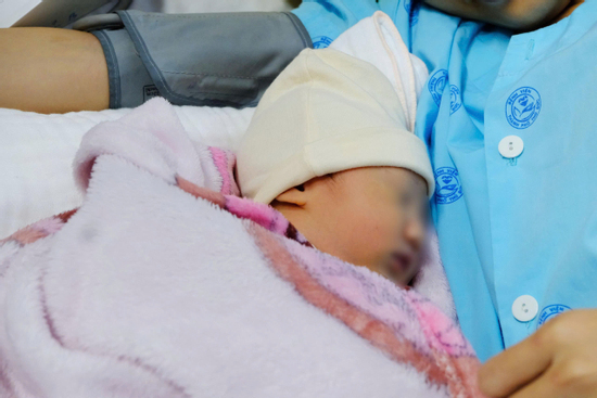 Thai phụ bị sốc phản vệ sau khi ăn ốc, ca mổ khẩn cứu 2 mẹ con