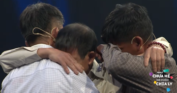 Bỏ nhà đi vì sợ bố đánh, người đàn ông Thanh Hóa khóc nức nở ngày đoàn tụ