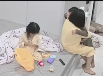 Cậu bé bật khóc vì nhớ bố đã khuất, cái ôm của mẹ kế khiến dân mạng rơi lệ