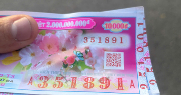 Nam nhân viên quán sườn muối ớt trúng 9 tờ vé số đặc biệt và 6 tờ an ủi