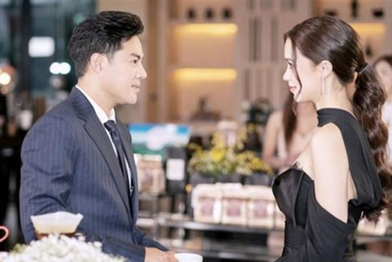 Thấy vợ mới đang tắm cho con riêng, tôi vô tình chạm vào vai khiến con run bắn người vì sợ hãi, bí mật dưới lớp áo làm tôi rụng rời tay chân