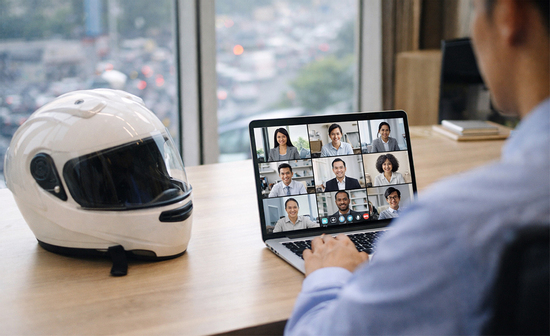 Tốn tiền mua xăng chạy xe 12km đến công ty để ngồi họp trước màn hình