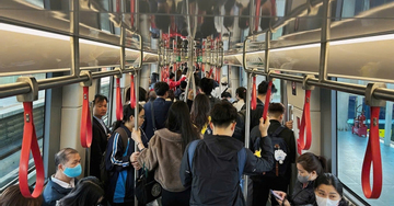 Xăng tăng giá liên tục, người Hà Nội bỏ xe cá nhân, ùn ùn đi tàu điện