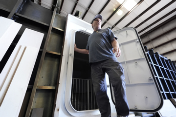 Chiến sự Trung Đông leo thang, doanh nghiệp hầm trú ẩn Mỹ 'cháy hàng'