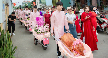 Chú rể Thanh Hóa đến ăn hỏi bằng 9 xe rùa, bố mẹ cô dâu reo hò vì 'lạ'