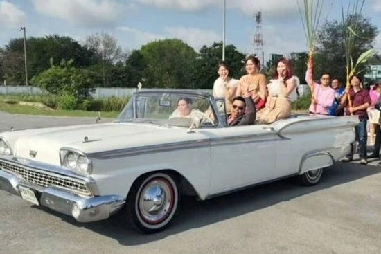 Cô dâu lái xe mui trần, đem sinh lễ 