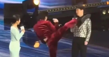 Diễn viên Hướng Tá lên tiếng sau khi đá vào mặt MC trên sân khấu