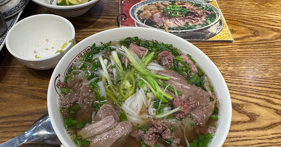 Hàng loạt quán phở, bún tại Hà Nội tăng giá, đắt thêm 3.000-5.000 đồng