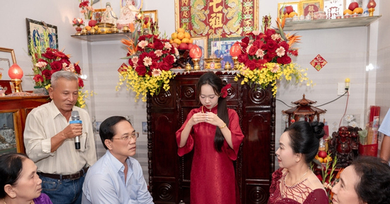 Khoảnh khắc trưởng tộc khóc nghẹn trong lễ xuất giá của cháu gái gây xúc động